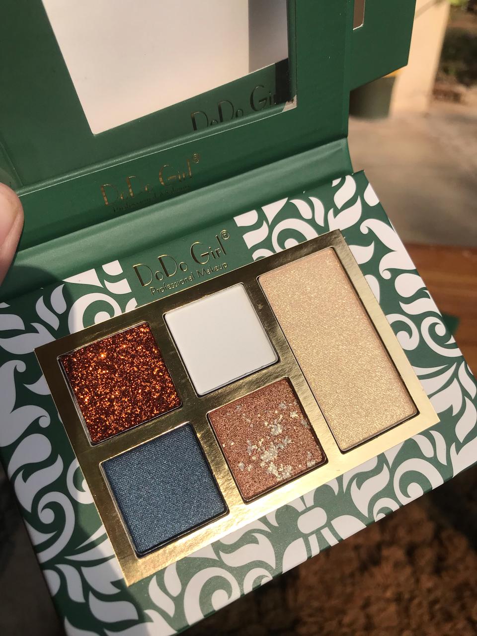 DoDo girl professional eyeshadow palette with golden highlighter